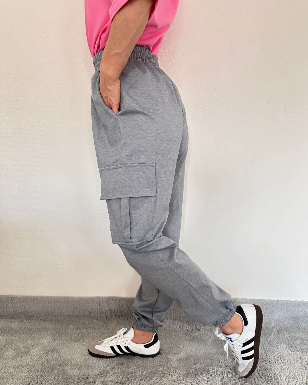 Model trägt die Damen Army Cargopants in Grau. In der Einheitsgröße (von XS bis L). Mit einem Gummizug am Knöchel und an der Teile. Große Seitentaschen mit Funktionalität und Style. Materialzusammensetzung
65 % Baumwolle / 35 % Polyester. Jetzt bei Nella & Fashiion Shop