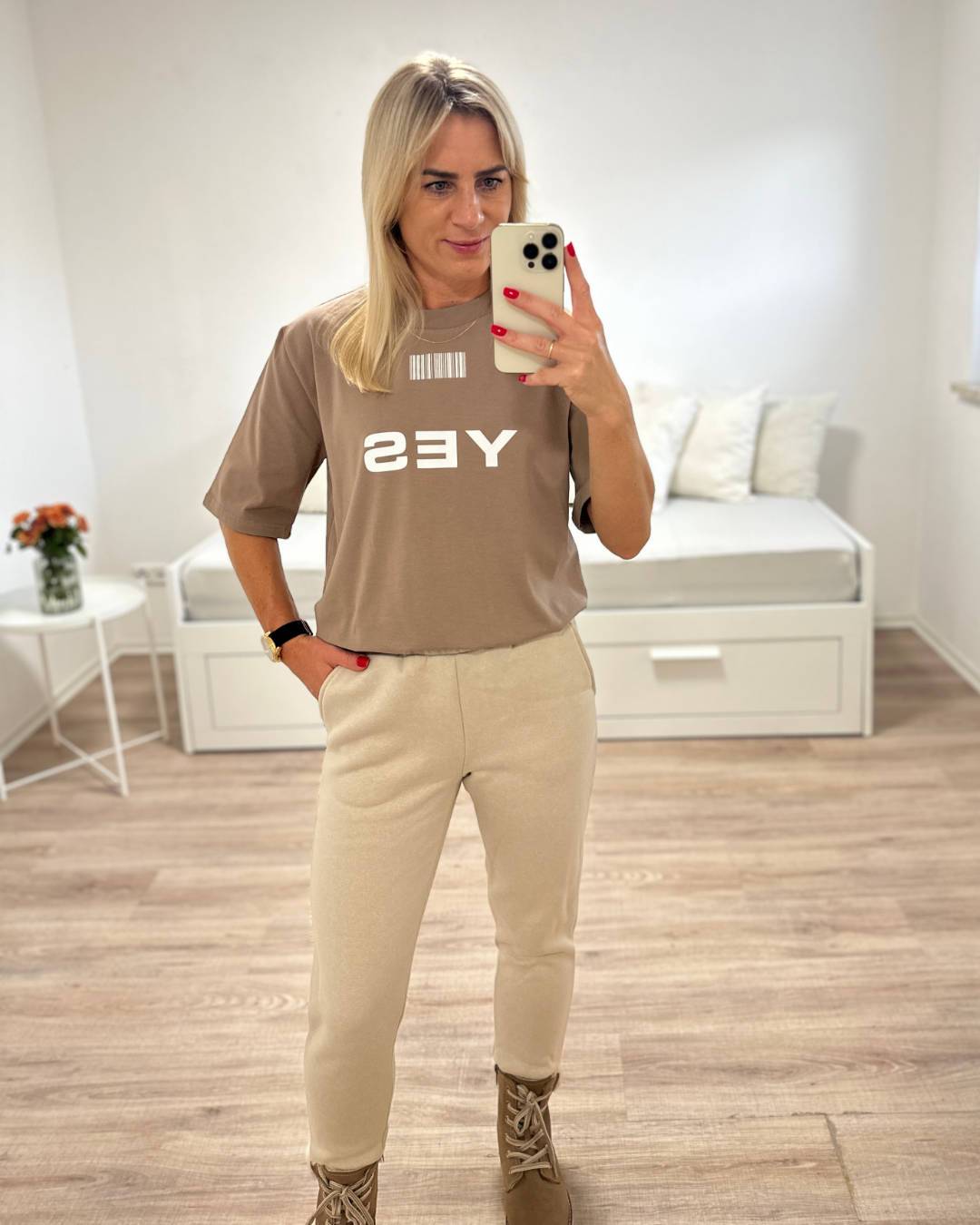 Baumwolle Damen Beige Jogginghose Einheitsgröße von XS bis S mit minimalistisches Oversized T-Shirt mit Motiv vorne - Yes hinten - No in Einheitsgröße von XS bis L