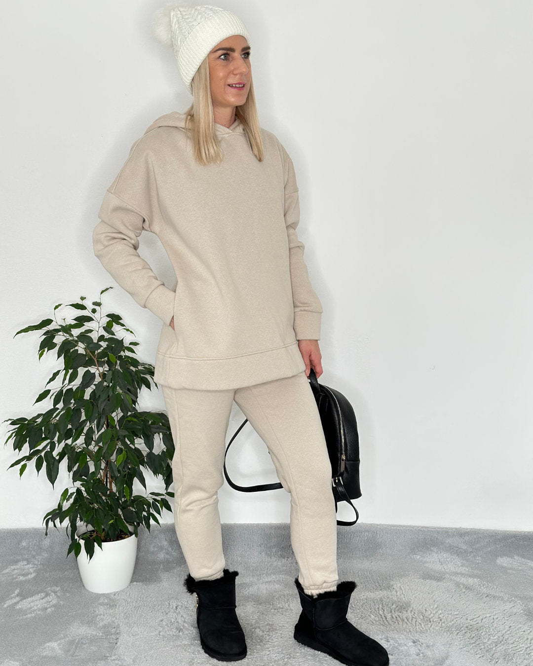 Bequeme Damen Jogginghosen in Einheitsgröße XS - S aus Baumwolle, innen gefüttert, mit Seitentaschen und ein Gummizug in der Taille vollendet mit einer schönen Rüsche zusammen mit Damen Langarm Oversized Kapuzenpullover gefüttert mit Taschen an der Seite und breiten Bündchen Ärmel in Einheitsgröße von XS bis M Hell Beige