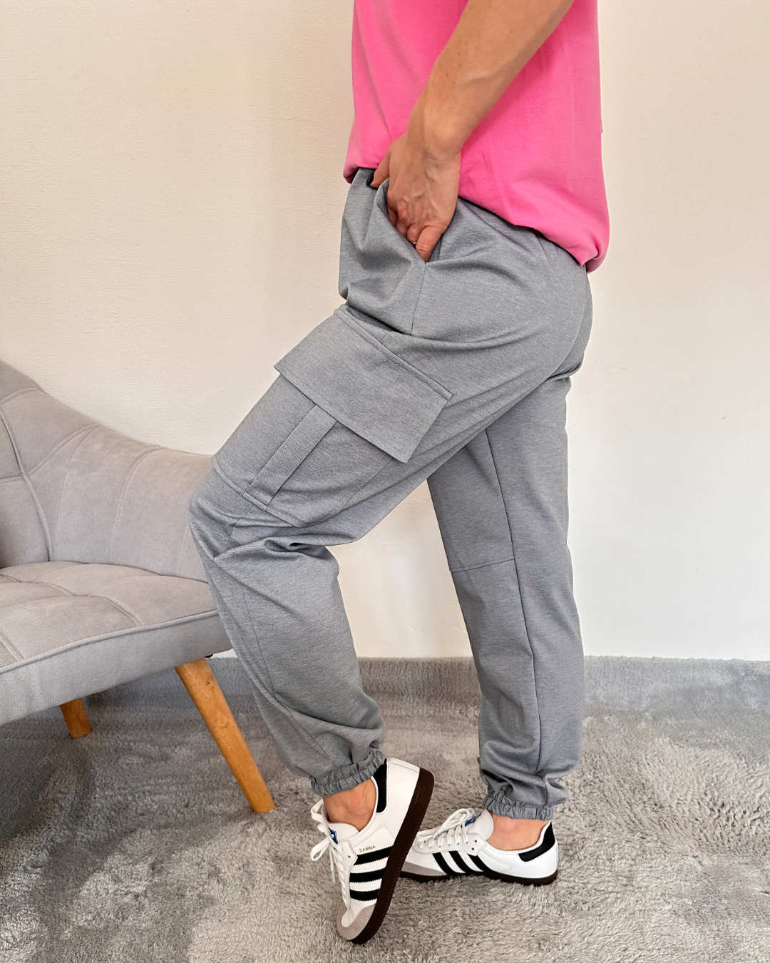 Model hat die Damen Army Cargopants in Trendfarbe Grau aus Materialzusammensetzung
65 % Baumwolle / 35 % Polyester. In der Einheitsgröße (von XS bis L). Mit einem Gummizug am Knöchel und an der Teile. Große Seitentaschen mit Funktionalität und Style. Weißer Hintergrund. Jetzt bei Nella & Fashion Shop