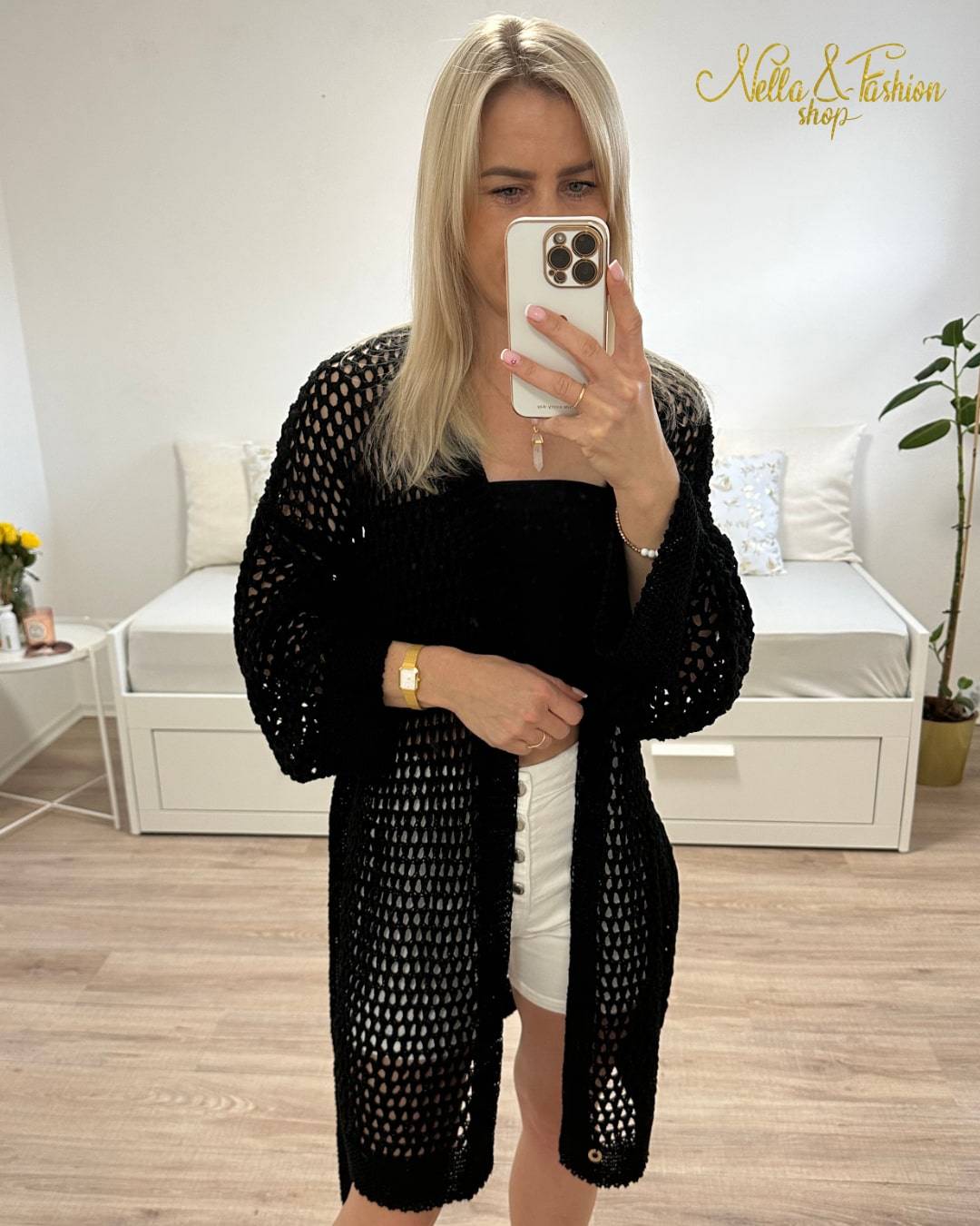 Model ist 160 cm groß und trägt ein Schwarz Langarm Cardigan, Einheitsgröße XS bis XL, Wickel mit Taillenbund, perfektes Strandkleid Knielänge, mit Lochmuster. Aus einer Mischung von 50 % Baumwolle und 50 % Acryl. Hintergrund Weiß. Nella Fashion Shop