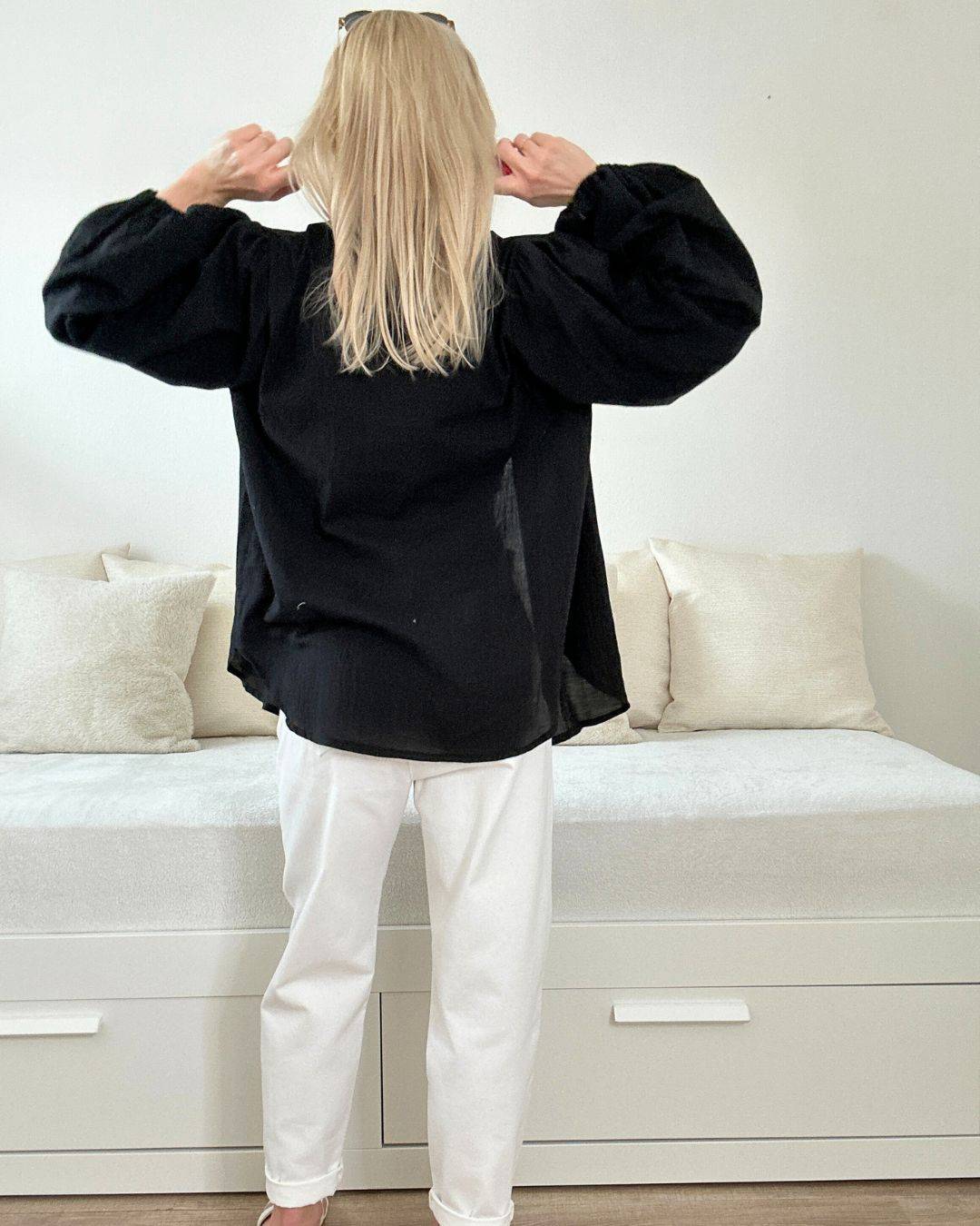 Model ist 160 cm groß, präsentiert Hinten das Schwarze, Umschlagkragen, Langarm-Hemd mit breitem Arm aus 100 % Baumwolle, Hemd ist Beinlänge, hat zwei Brusttaschen und elastischen Gummiband am Arm, alles auf ein Weißenhintergrund, Nella Fashion Shop Onlineshop