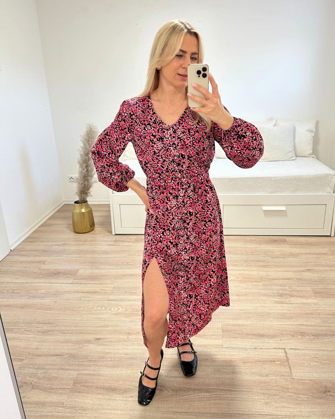 Model ist 160 cm groß und trägt das S/M Knöchellanges elegantes Midi Langarm-Kleid in Schwarz mit Punktenmuster, mit V-Ausschnitt, Seitenschlitz und elastischen Gummibündchen an den Armen sowie in der Teile, aus 60 % Viskose, 35 % Polyester, 5 % Elasthan, alles auf ein Weißenhintergrund, Accessoires: Schuhe, Tasche, Handy, online kaufen bei Nella Fashion Shop Deutschland