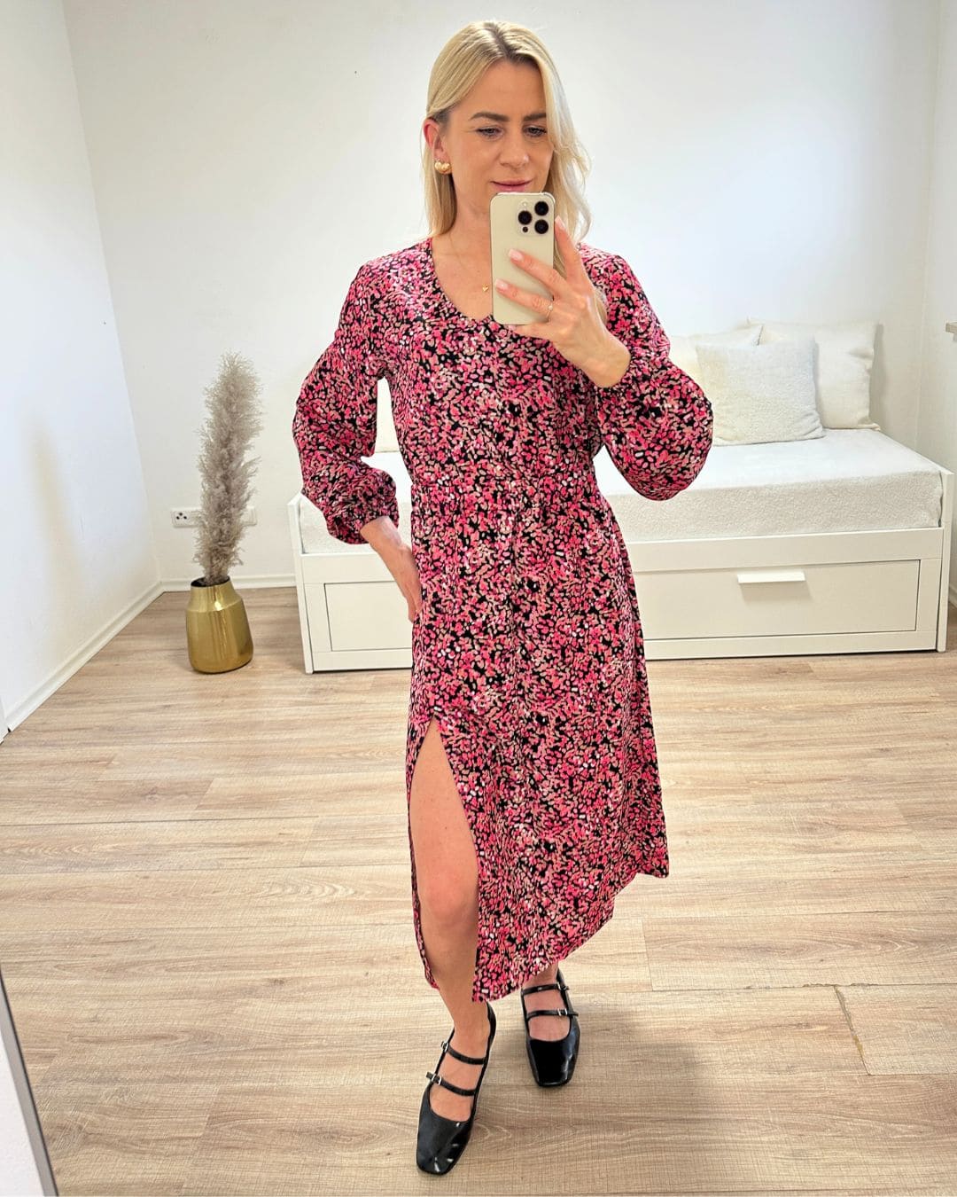 Model ist 160 cm groß und trägt das S/M Knöchellanges elegantes Midi Langarm-Kleid in Schwarz mit Punktenmuster, mit V-Ausschnitt, Seitenschlitz und elastischen Gummibündchen an den Armen sowie in der Teile, aus 60 % Viskose, 35 % Polyester, 5 % Elasthan, alles auf ein Weißenhintergrund, Accessoires: Schuhe, Tasche, Handy, online kaufen bei Nella Fashion Shop Deutschland