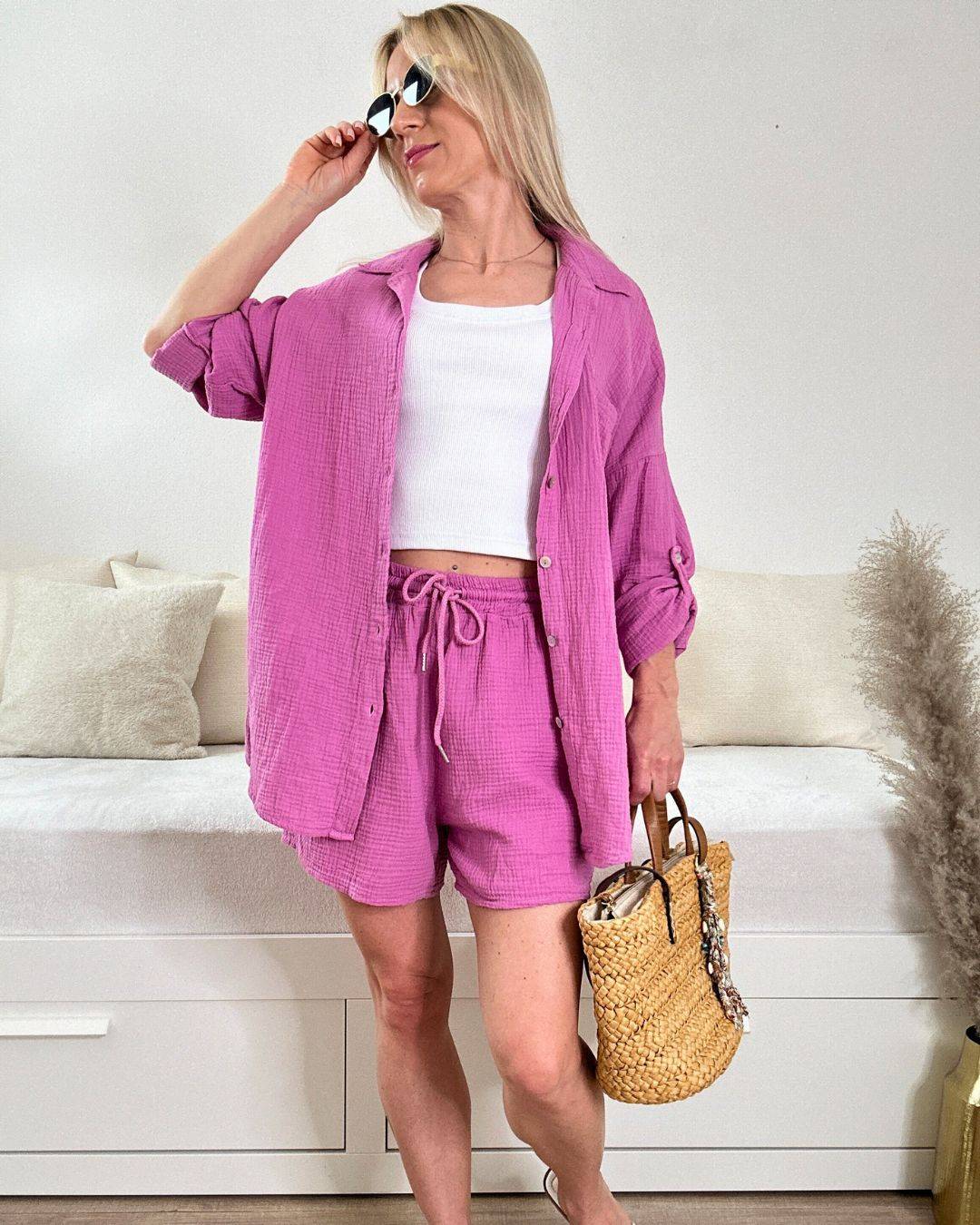 Model trägt das Lässiges Musselin Hemd für Damen in Beerenfarbe
, Shorts mit Seitentaschen, Schnur in der Teile und Hemd mit Umschlagkragen, Knoepfen Verschluss in Einheitsgrieße XS bis XL, auf ein Weißenhintergrund, Accessoires: Handtasche und Brille, Latschen, Nella Fashion Shop Deutschland