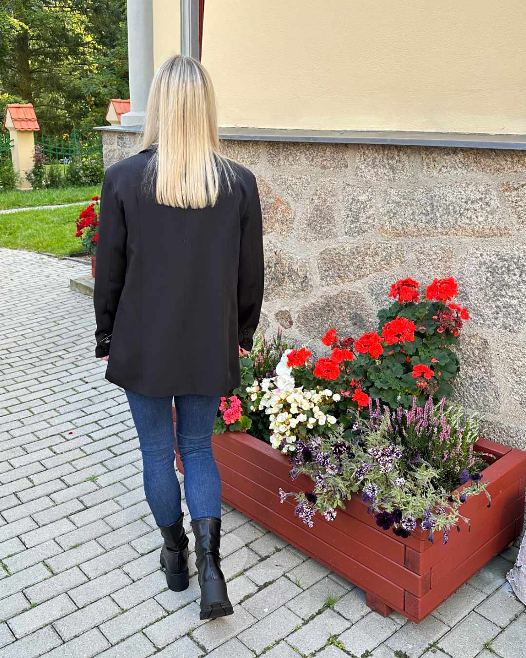 Model trägt den Damen Oversized-Blazer lang mit ein Knopf und Seitentaschen in der Größe 38 Farbe Schwarz Hinten