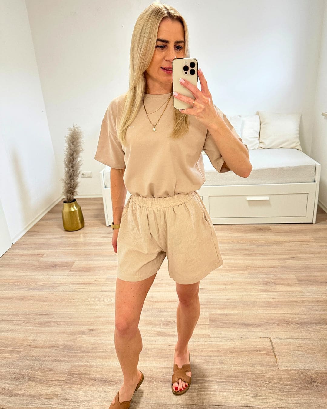 Model ist 160 cm, trägt die Damen-Shorts in Beige aus 100 % Baumwolle, dazu unser T-Shirt in Beige, alles auf ein Weißenhintergrund, leicht und lockerer Style für jeden Urlaub und Strand, Nella Fashion Shop Deutschland