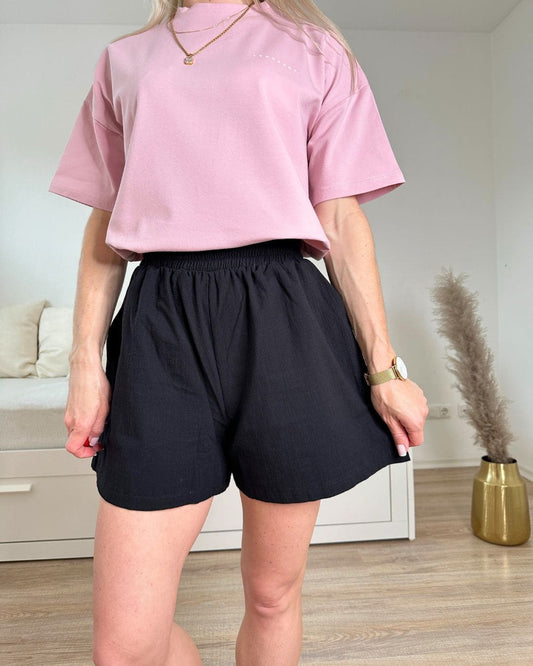 Model ist 160 cm, trägt die Damen-Shorts in Schwarz aus 100 % Baumwolle alles auf ein Weißenhintergrund, leicht und lockerer Style für jeden Urlaub und Strand, Nella Fashion Shop Deutschland