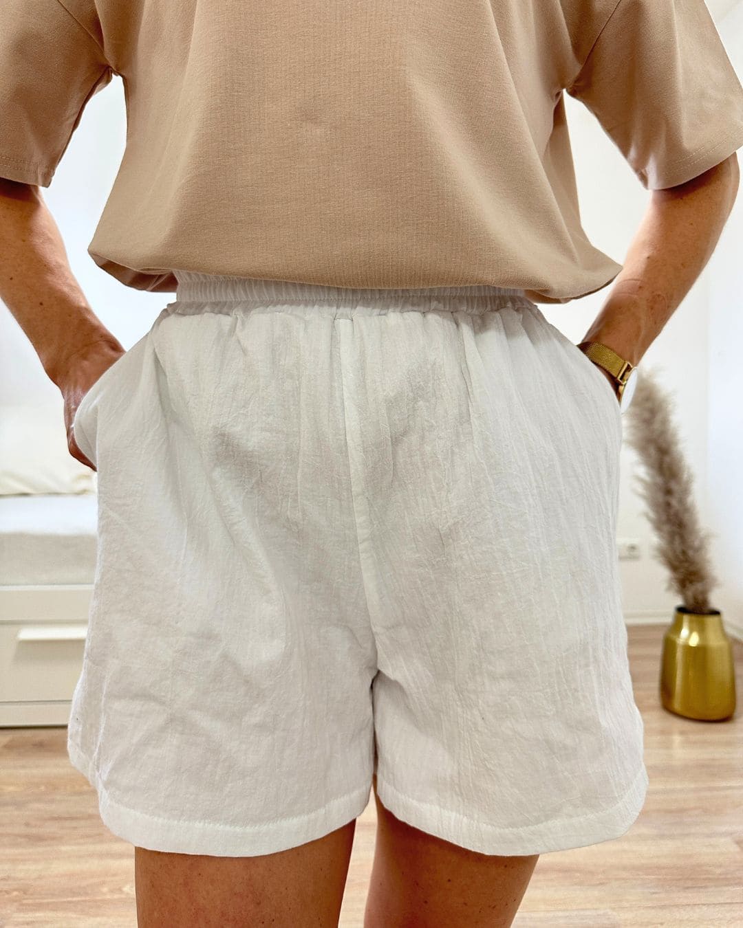 Dieses Model ist 160 cm groß und trägt unseren Weißen Damen Shorts aus Baumwolle mit Seitentaschen alles auf einen Blick.