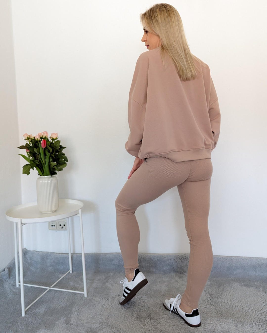 Weibliche gerippt Push-up Alltags-Leggings in Rosa mit hohem Bund in Trendfarben Beige auf ein Weißenhintergrund