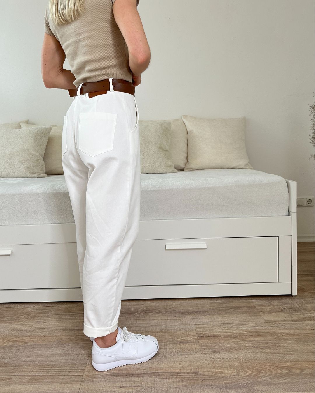 Model präsentiert die Damenhosen boyfriend von hinten in Farbe Ecru aus 95 % Baumwolle / 5 % Elasthan, Einheitsgröße S bis M dazu trägt Sie unseren Damen Top in Beige, auf ein Weißenhintergrund
, Accessoires: Gürtel, Armbanduhr, Schuhe, Nella Fashion Shop Deutschland