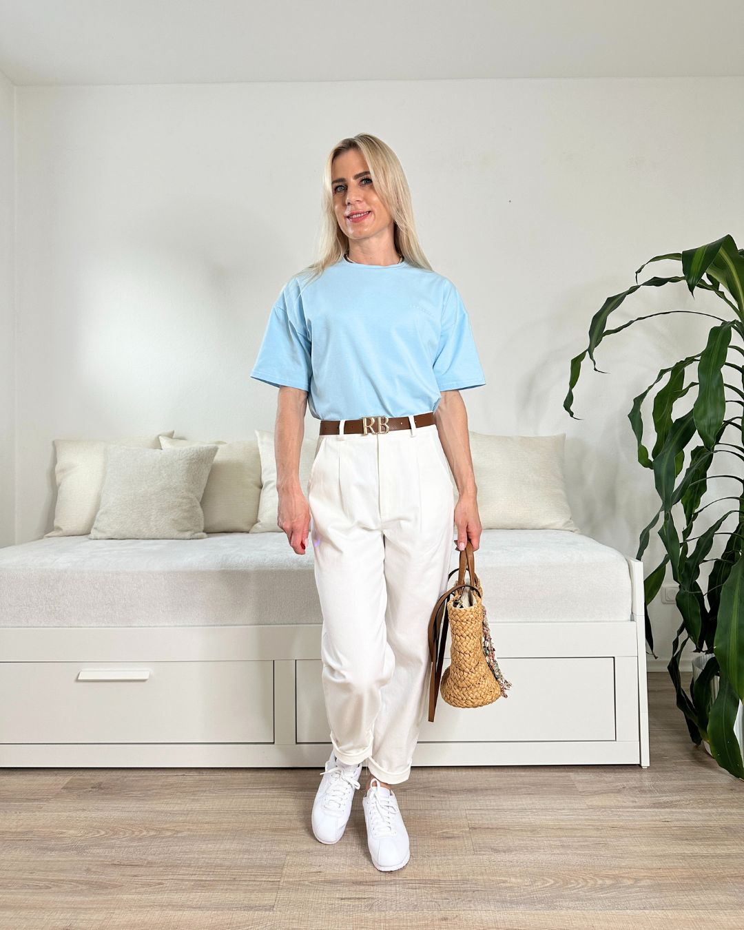Model trägt die Hosen boyfriend für Frauen in Farbe Ecru aus 95 % Baumwolle / 5 % Elasthan, Einheitsgröße S bis M dazu trägt Sie unseren Damen T-Shirt in babyblue, auf ein Weißenhintergrund
, Accessoires: Gürtel, Taschen, Schuhe, Nella Fashion Shop Onlineshop