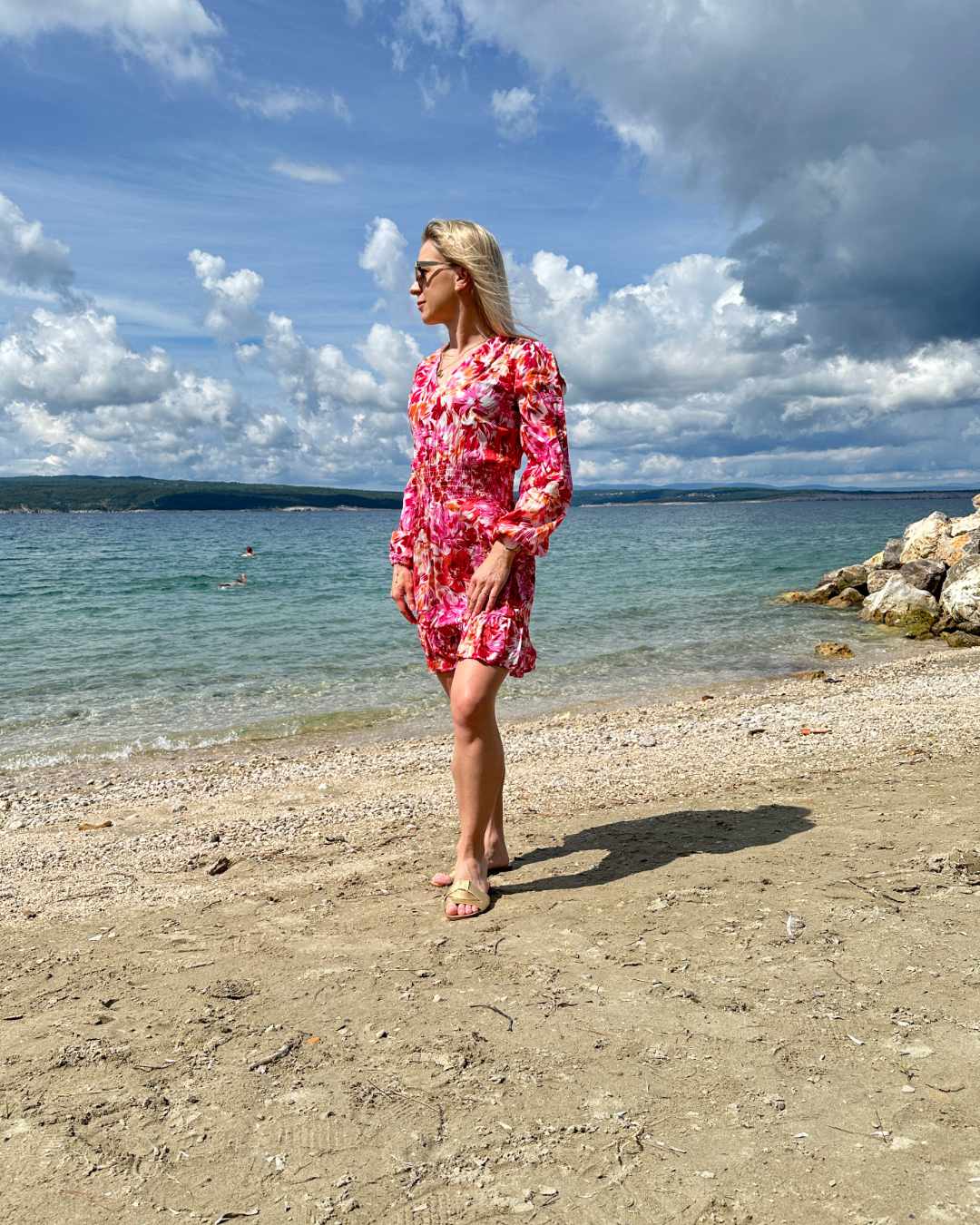 Kurzes sommerkleid mit blumen