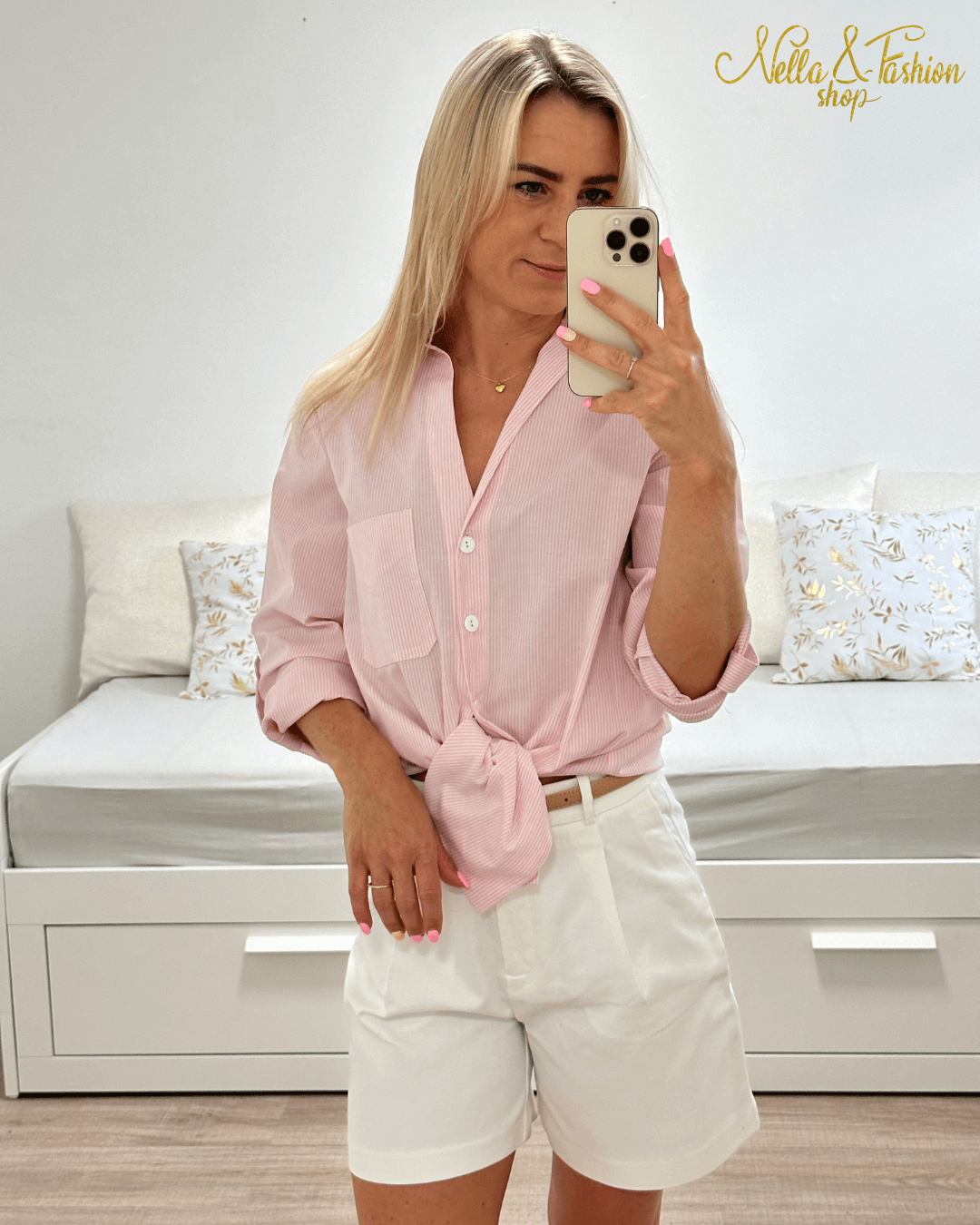 Lässiges Bequemes Damenhemd Rosa mit Streifen aus 85 % Viskose, leicht und bequem, luftig und lässig - sehr weiches Material. Hemd mit Knöpfen und Brusttasche, mit Streifen Muster, Langarm, mit V-Ausschnitt und Stehkragen. Blau mit Weißen Streifen, Minze mit Weißen Striefen, Rosa mit Weißen Steifen. Größe S / M. Das Damenhemd kann perfekt als lässiges Sommeroutfit. Lässiger Stil für Frauen verleiht einen modernen Schnitt. Hemdshirt perfektes Sommer Oberteil für Frauen.