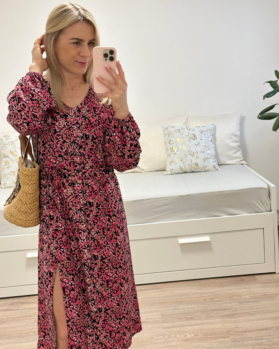 Model ist 160 cm groß und trägt das S/M Knöchellanges elegantes Midi Langarm-Kleid in Schwarz mit Punktenmuster, mit V-Ausschnitt, Seitenschlitz und elastischen Gummibündchen an den Armen sowie in der Teile, aus 60 % Viskose, 35 % Polyester, 5 % Elasthan, alles auf ein Weißenhintergrund, Accessoires: Schuhe, Tasche, Handy, online kaufen bei Nella Fashion Shop Deutschland