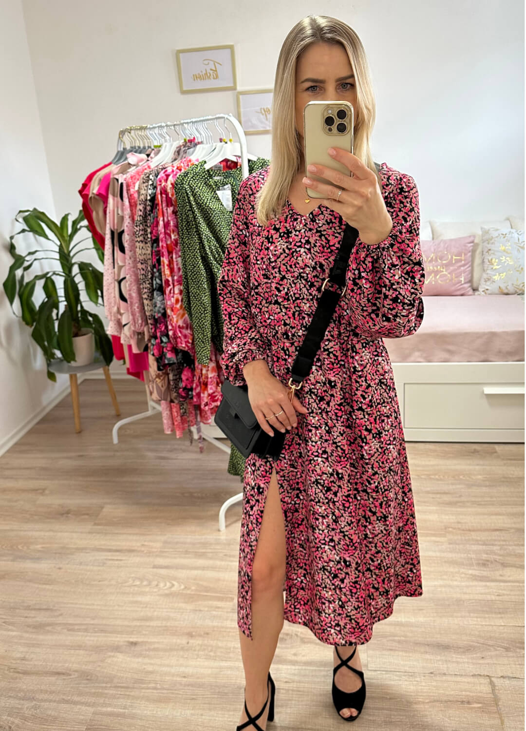 Model ist 160 cm groß und trägt das S/M Knöchellanges elegantes Midi Langarm-Kleid in Schwarz mit Punktenmuster, mit V-Ausschnitt, Seitenschlitz und elastischen Gummibündchen an den Armen sowie in der Teile, aus 60 % Viskose, 35 % Polyester, 5 % Elasthan, alles auf ein Weißenhintergrund, Accessoires: Schuhe, Tasche, Handy, online kaufen bei Nella Fashion Shop Deutschland