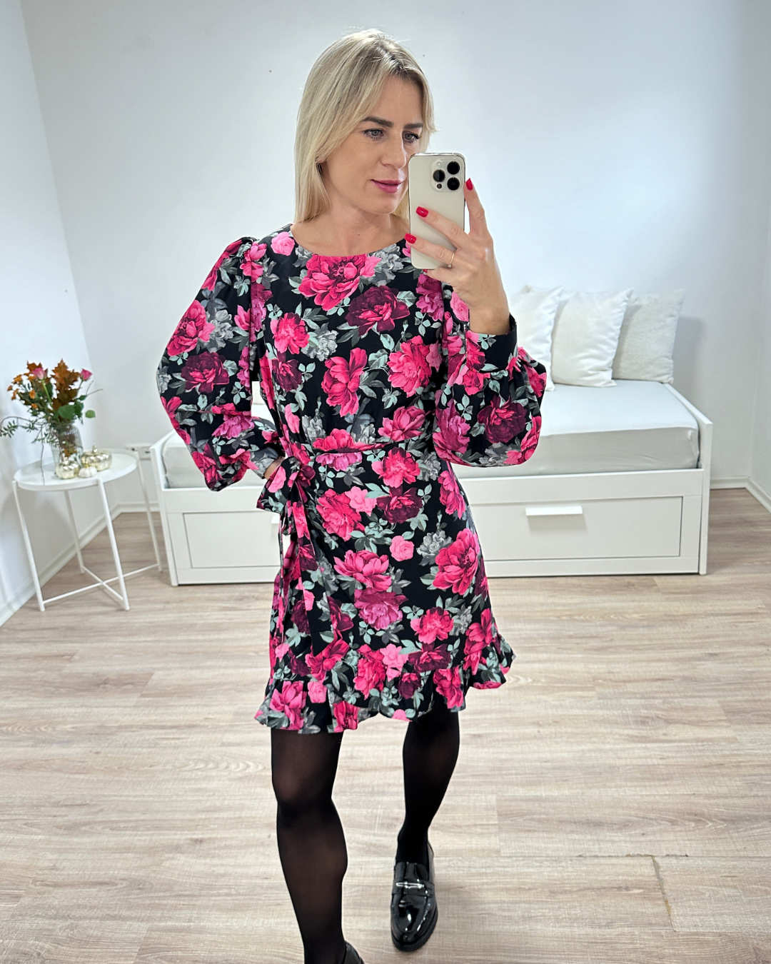 Model ist 160 cm groß und präsentiert der Langarm Rundhals Mini Wickel Kleid Marbella mit Rosen Print in der Größe S aus 70 % Viskose und 30 % Polyester. Foto auf weißen Hintergrund. Nella Fashion Shop