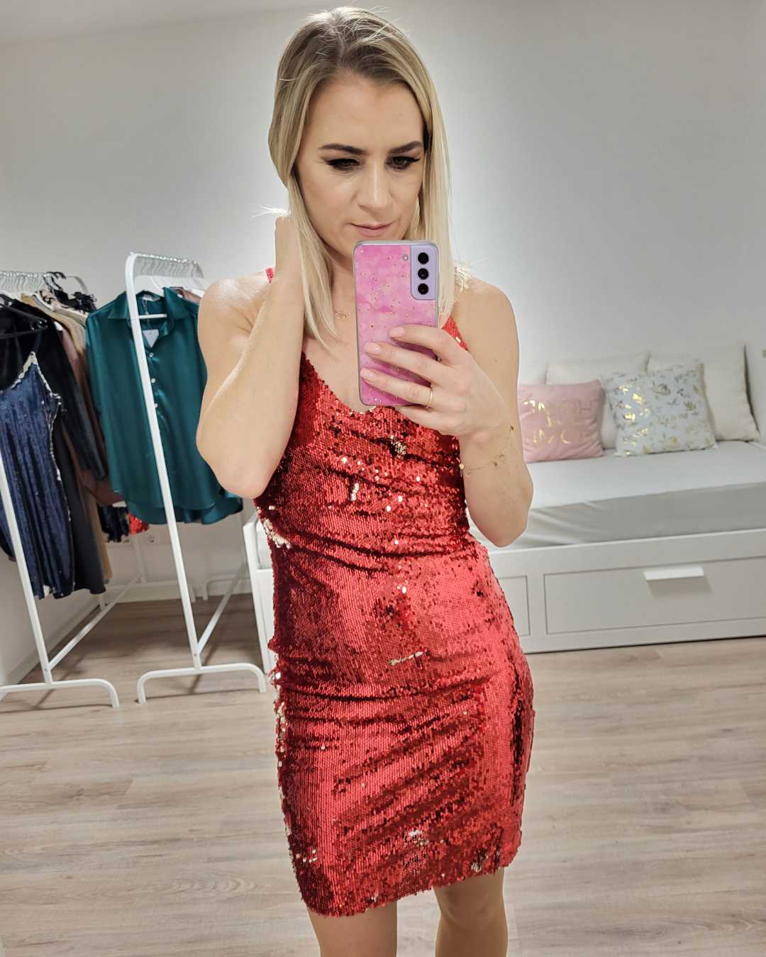 Model präsentiert auf einem weißen Hintergrund das rote Minikleid in 36 mit Spaghettiträgern und praktischen Reißverschluss auf der Rückseite. Erhältlich bei Nella Fashion Shop in Größe 36 und 38 sowie Farben Rot oder Blau