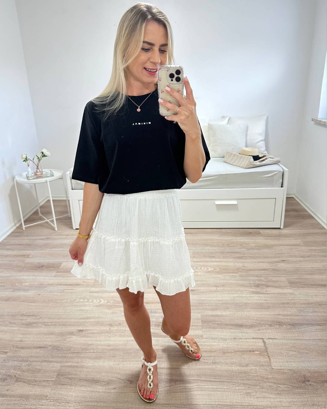 Model trägt auf einem weißen Hintergrund den Damen Minirock Weiß 100 % Baumwolle in der Einheitsgröße XS bis M, dehnbar Gummi in der Taille kombiniert mit T-Shirt und Sandalen perfekter Sommer Look. Nella Fashion Shop Deutschland