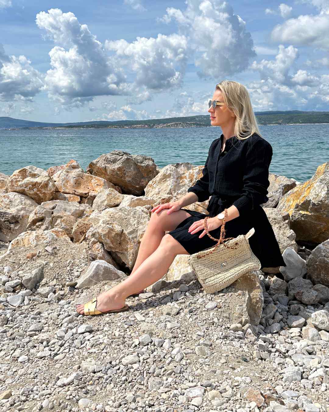 Die Dame trägt das Langarmmusselin-Kleid in Schwarz Farbe aus 100 % Baumwolle, Sommerkleid Musselin Hintergrund Meer, Kroatien, Urlaub, Nella Fashion Shop