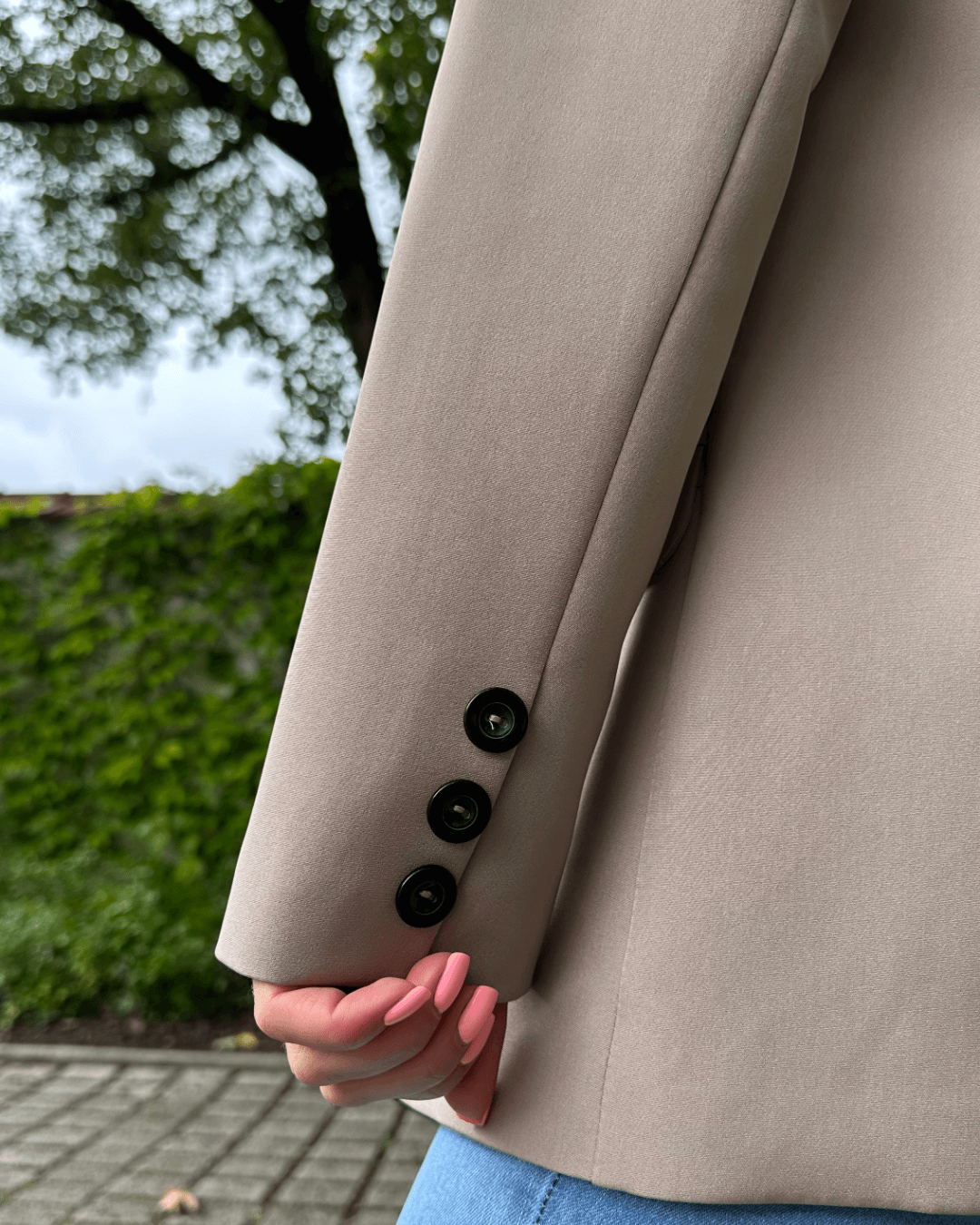 Detail von Oversized-Blazer lang Puffärmeln und 3 Knöpfe an der Arm-Manschetten. Nella Fashion Shop Deutschland