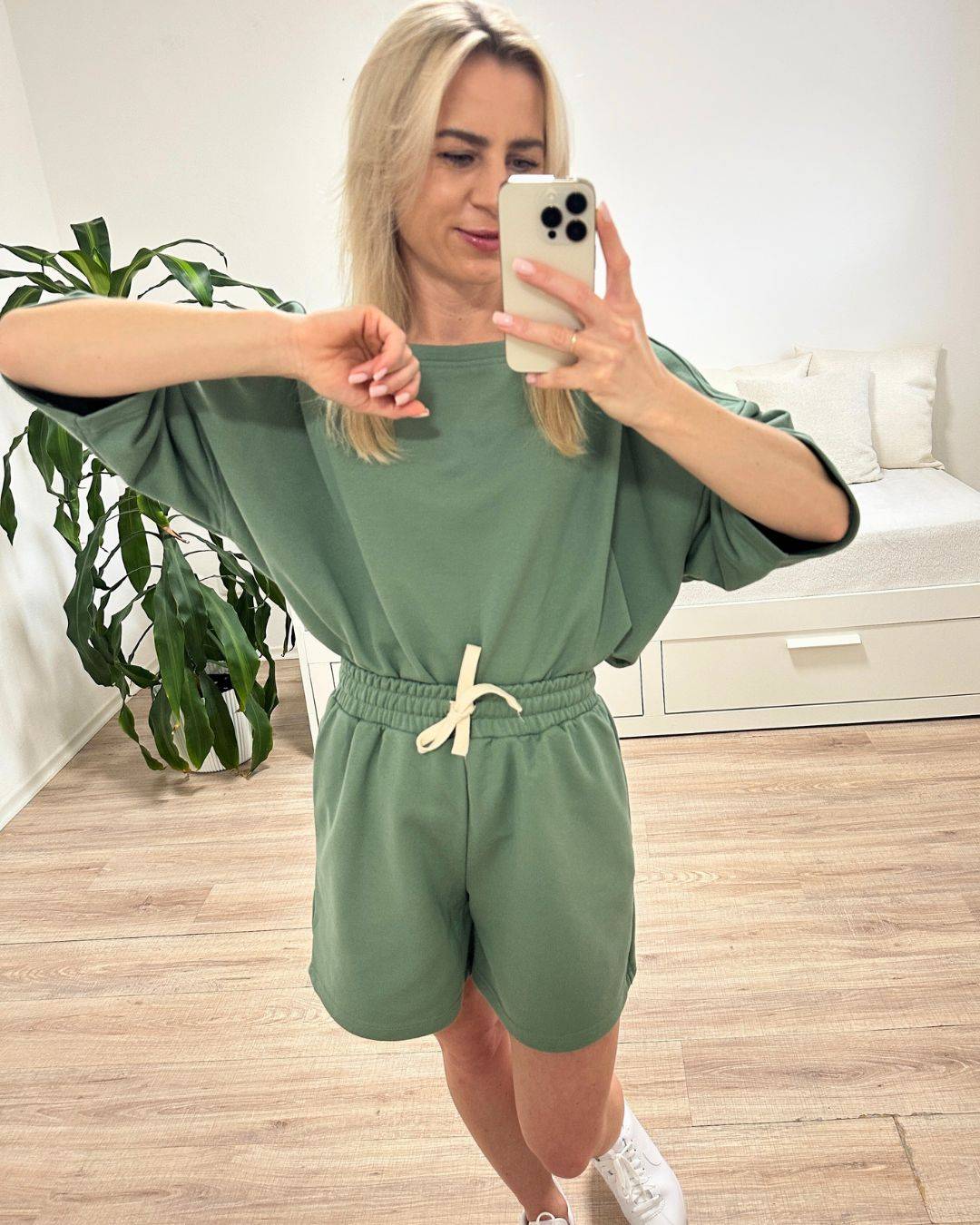 Model trägt den bequemen Damen lockeres Oversized T-Shirt mit weiten Armen in Pistazien-grün, Shorts mit Weißen Schnurdetail in Teile und Seitentaschen aus 95 % Baumwolle, 5 % Polyester, Set ist in Einheitsgroesse XS bis XL von Nella Fashion Shop