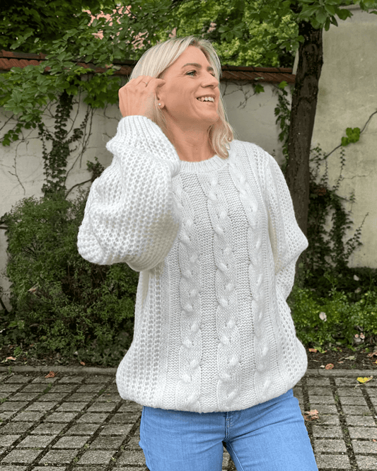 Model präsentiert Oversized-Strickpullover in Weiß mit einem wunderschönen Zopfmuster Langarm in der Einheitsgröße XS/L alles in einen Park bei Spazieren. Nella Fashion Shop