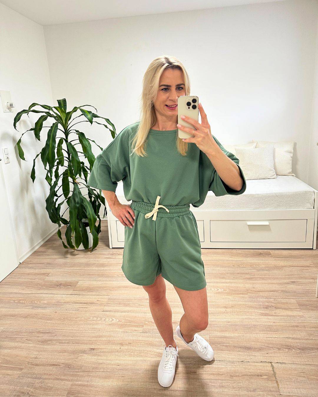 Model trägt den bequemen Damen lockeres Oversized T-Shirt mit weiten Armen in Pistazien-grün, Shorts mit Weißen Schnurdetail in Teile und Seitentaschen aus 95 % Baumwolle, 5 % Polyester, Set ist in Einheitsgroesse XS bis XL von Nella Fashion Shop