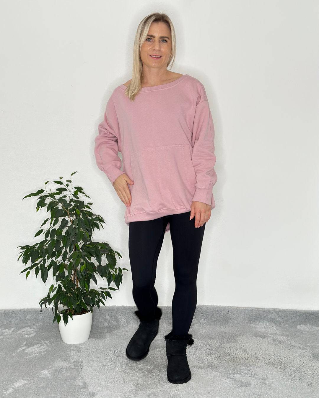 Rosa Oversized Langarm Damen Sweatshirt Rundhals mit schulterfreien Oberteilen aus Baumwolle, lang und innen gefüttert, Ganzjahres Hoodie mit Kängurutaschen, die Ärmelenden sind mit einem gerippten Bündchen in Trendfarben und Einheitsgröße XS bis XL.