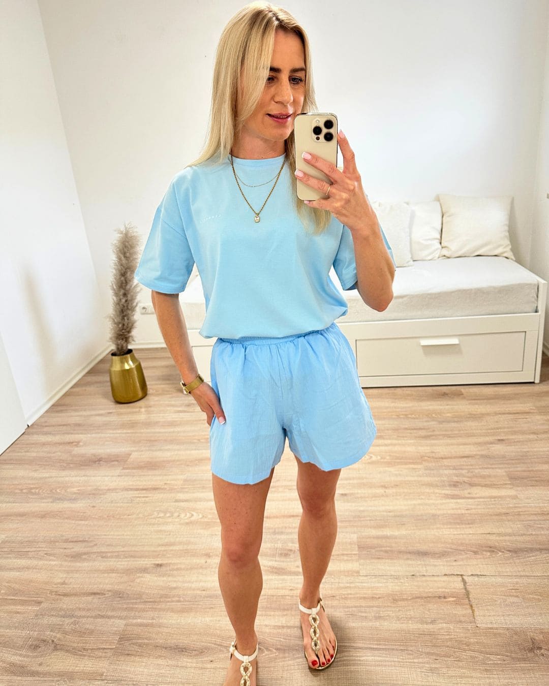 Model trägt das Babyblue Rundhals T-Shirt in Einheitsgröße XS bis L aus 95 % Baumwolle / 5 % Elastan dazu unsere Baumwolle Shorts, aus ein Weißenhintergrund, die Basic für jede Garderobe, Accessoires: Handtasche, Schuhe und Gürtel, online kaufen Nella Fashion Shop