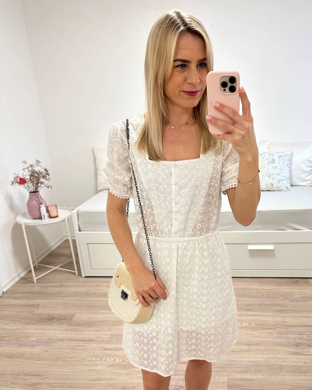 Model ist 160 cm groß und trägt ein weißes kurzes Mini Sommerkleid in Größe S aus 100 % Baumwolle und Kurzarm. Nicht durchsichtig, dank Unterfütterung aus 100 % Viskose. Perfekte Passform sorgt ein elastischer Bund in der Taille. Jetzt bei Nella Fashion Shop Größe S und M. Hintergrund Weiß.