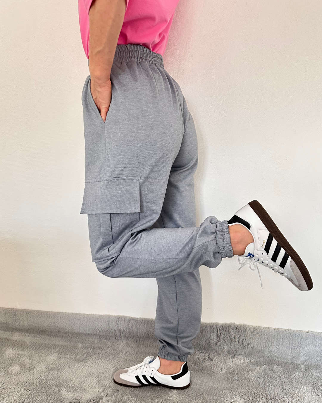 Model präsentiert eine Pants aus der Damen Hosen Kollektion von Nella Fashion Shop, Auswahl trendiger Damen Hosen: Stoffhosen, Jeans, Leggings und mehr