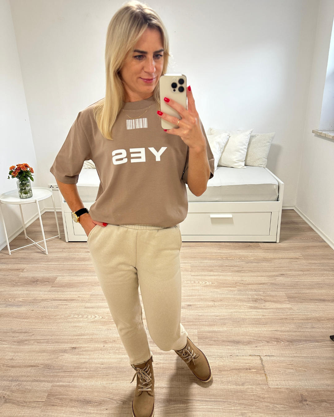 Model ist 160 cm groß präsentiert Jogginghose Trainingshose aus Baumwolle Hell Beige mit T-Shirt in Beige (Yes/No) auf ein Weißenhintergrund, aus Jogginghosen Kollektion bei Nella Fashion Shop 