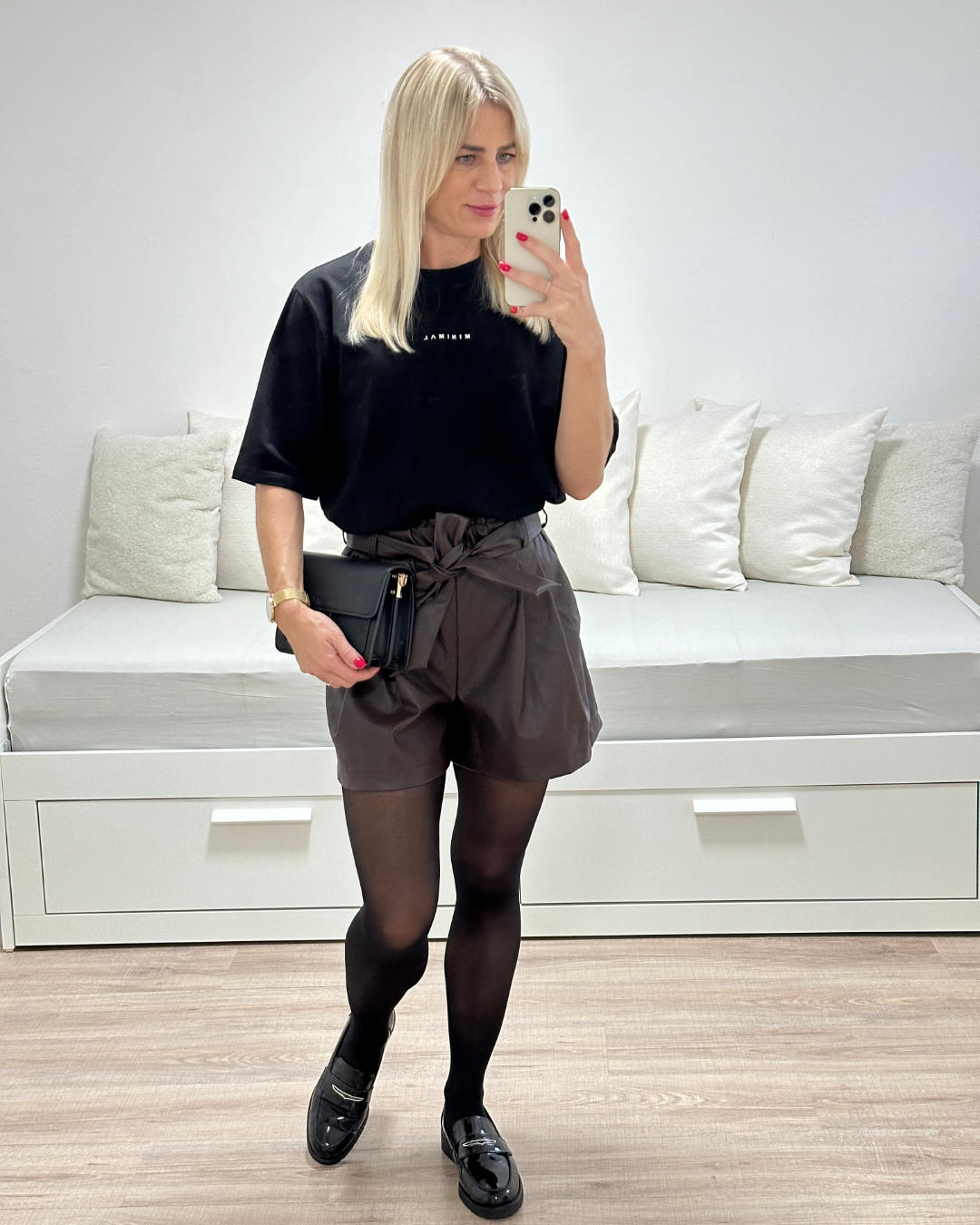 Model ist 160 cm groß präsentiert  Damen Kunstleder Shorts Schokolade vorne Gebunden mit T-Shirt in Schwarz in Einheitsgröße, auf ein Weißenhintergrund, aus Shorts Kollektion bei Nella Fashion Shop 