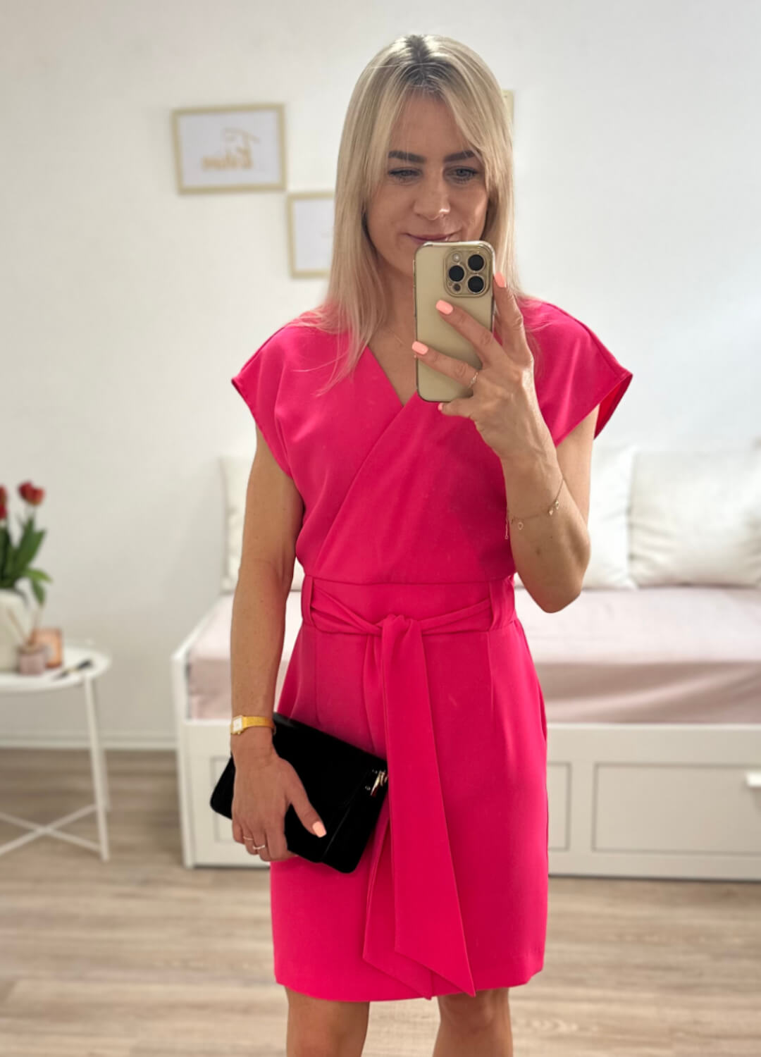 Model ist 160 cm groß und hat das elegantes Umschlagkleid mit V-Ausschnitt OHNE Rüschenärmel in Neon-Rosa. Das Abendkleid mit der Knielänge für Frauen, mit schlichtem Schnitt und elegantes Style für Anlässe. Gummiband in der Taille. Der Gürtel (Schliefe) lass dem Kleid elegant auszuschauen.  Praktisch auf der Rückseite mit einem Reißverschluss befestigt. Gefertigt aus 100 % Polyester. Hintergrund Weiß. Jetzt bei Nella Fashion Shop Deutschland