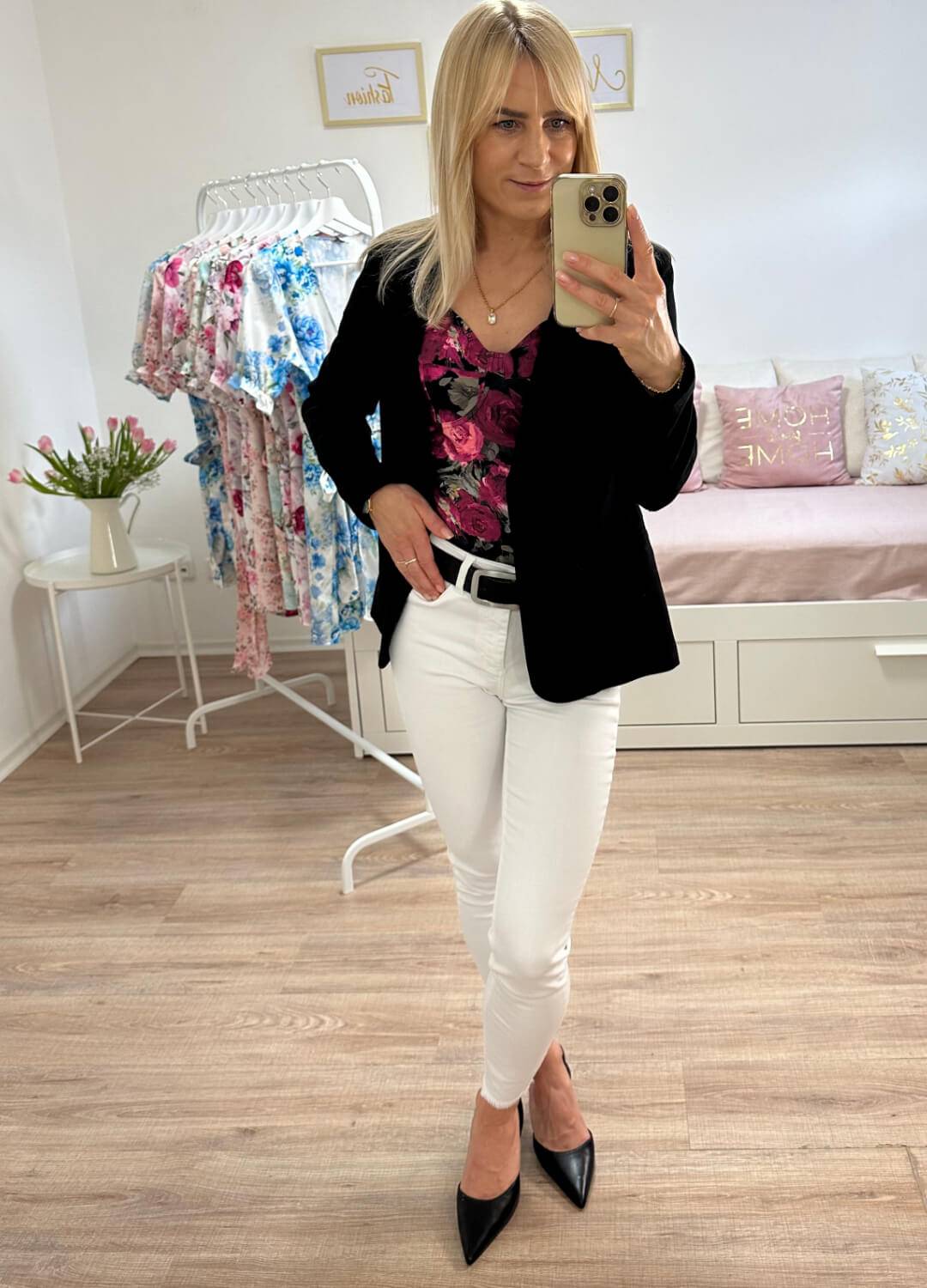 Model präsentiert ein klassischer Damen-Blazer Slim fit kurz, schmal, mit Puffärmeln einreihiger Schwarz Größe S oder M. Vorderseite sind zwei Taschen. Materialzusammensetzung
80 % Viskose / 15 % Polyester / 5 % Elasthan. Kombiniert mit Weißen Hosen und spanische Damenbluse perfekter outfit. Jetzt bei Nella Fashion Shop 