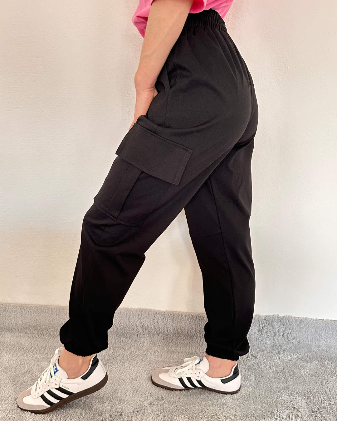 Model hat die Damen Army Cargopants in Trendfarbe Schwarz aus Materialzusammensetzung
65 % Baumwolle / 35 % Polyester
, Einheitsgröße (von XS bis L). Mit einem Gummizug am Knöchel und an der Teile. Große Seitentaschen mit Funktionalität und Style. Weißer Hintergrund. Jetzt bei Nella & Fashion Shop 