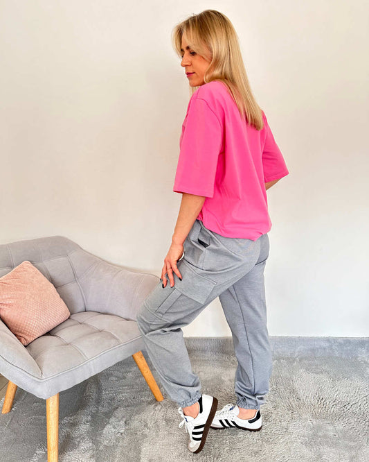 Dieses Model ist 160 cm groß und trägt unsere Damen Army Cargopants in Trendfarbe Grau, in der Größe Einheitsgröße (von XS bis L). Mit einem Gummizug am Knöchel und an der Teile. Große Seitentaschen mit Funktionalität und Style, ideal für das Outdoor, Freizeit oder lässige Stadtausflüge. Ein Must-have für jede Frau, um ein sportliches, elegantes Outfit mit einem Hauch von Abenteuer zu erlegen. 