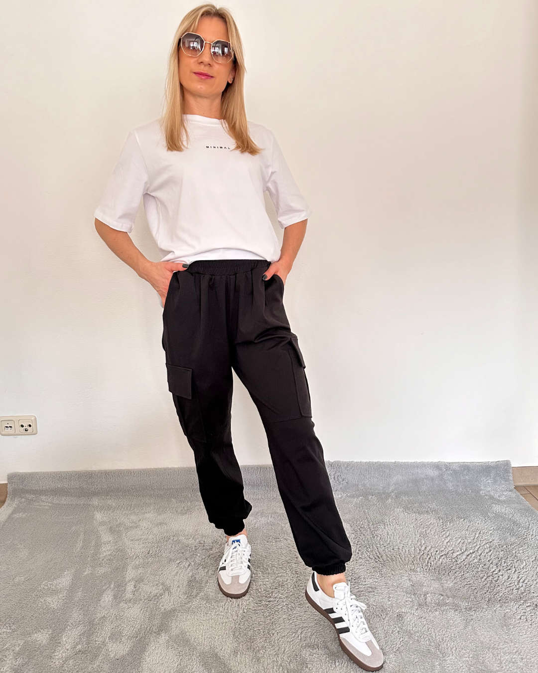 Unser Model ist 160 cm und präsentiert Damen Army Cargopants in Schwarz. In der Einheitsgröße (von XS bis L). Mit einem Gummizug am Knöchel und an der Teile. Große Seitentaschen mit Funktionalität und Style. Materialzusammensetzung
65 % Baumwolle / 35 % Polyester
