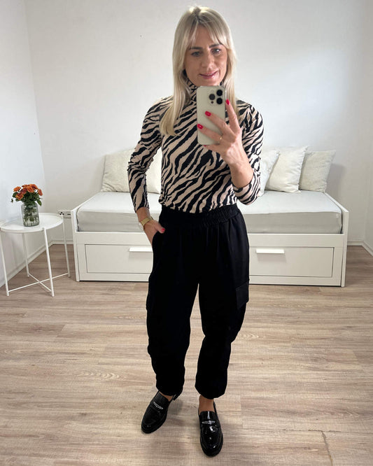 Model trägt unseren Damen Rollkragenpullover in Zebramuster Größe M oder L dazu Damen Army Cargopants Cargo Hosen in Trendfarben und Einheitsgröße von XS bis L perfektes Herbstoutfit. In der Größe Einheitsgröße (von XS bis L). Mit einem Gummizug am Knöchel und an der Teile. 