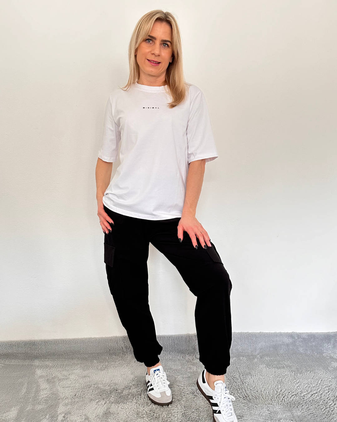 Model ist 160 cm groß und hat unsere Damen Army Cargopants in Trendfarbe Schwarz. In der Einheitsgröße (von XS bis L). Mit einem Gummizug am Knöchel und an der Teile. Große Seitentaschen mit Funktionalität und Style, ideal für das Outdoor, Freizeit oder lässige Stadtausflüge. Ein Must-have für jede Frau, um ein sportliches, elegantes Outfit zu haben. Alles auf ein Weißenhintergrund, Nella Fashion Online Shop   