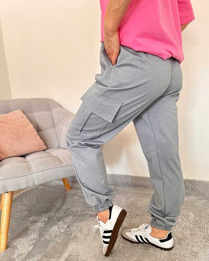 Unser Model trägt die Damen Army Cargopants in Grau. In der Einheitsgröße (von XS bis L). Mit einem Gummizug am Knöchel und an der Teile. Große Seitentaschen mit Funktionalität und Style. Materialzusammensetzung
65 % Baumwolle / 35 % Polyester. Jetzt Kaufen bei Nella & Fashion Shop