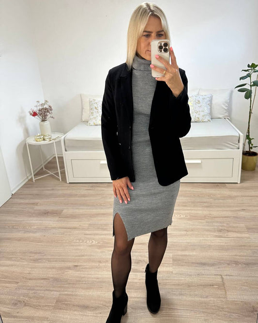 Model trägt ein klassischer Damen-Blazer Slim fit kurz schmal mit Puffärmeln in Schwarz. Blazer ist einreihiger, Langarm in Größe S kombiniert mit Gestreiftes Rollkrangenkleid Sofia 2 Grau 