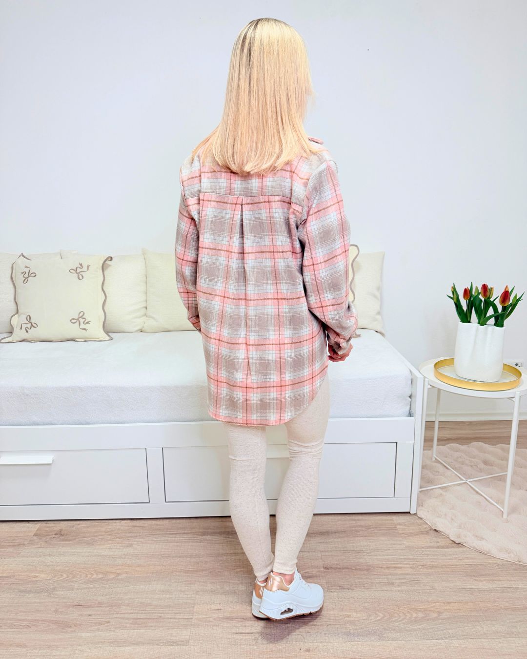 Model ist 160 cm presentiert rückansicht des beige Langarm-Hemdes mit Karierten-Muster, modisch verlängerter Rückensaum und lässiger Schnitt für Damen.