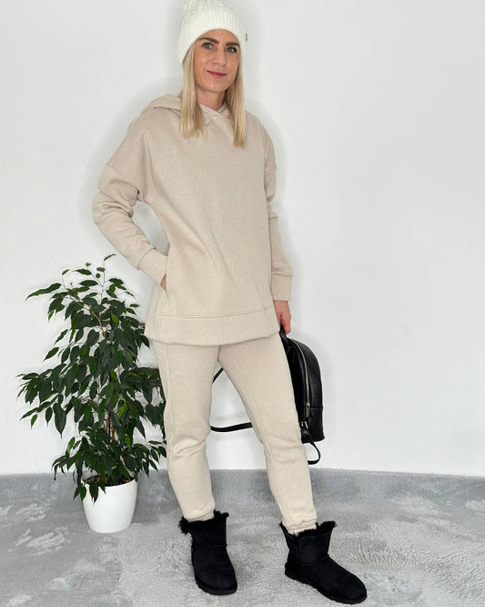 Damen Langarm Oversized Kapuzenpullover gefüttert mit Taschen an der Seite und breiten Bündchen Ärmel in Einheitsgröße von XS bis M Hell Beige vorne zusammen mit Jogginghosen XS - S Seitentaschen, Gummizug in der Taille und am Hosenbein 