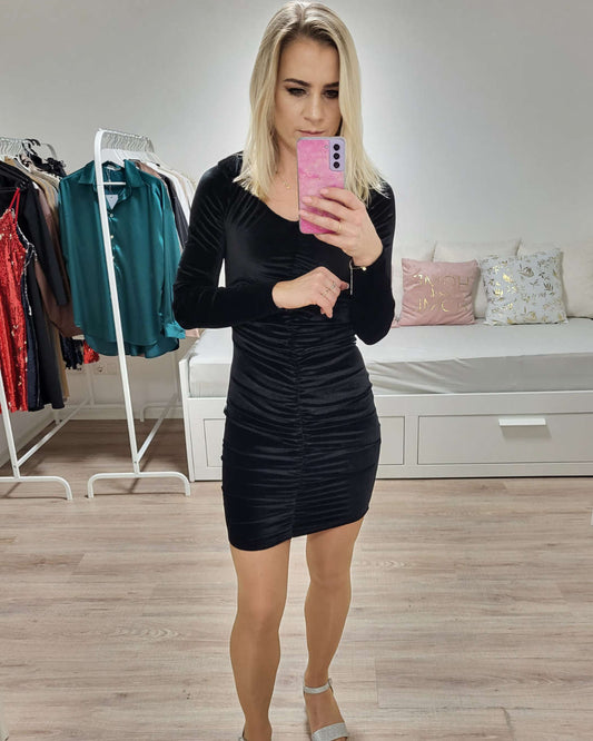 Model ist 160 cm groß und präsentiert das schwarzes, kurzes und enges Mini-Kleid mit Langarm – das perfekte Partykleid für Frauen. Sexy & Figurbetont dank geknitterte Vorderseite und V-Ausschnitt. Eleganz gibt das silberne Ornament an den Schultern. Alles auf weißen Hintergrund. Nella Fashion Shop 