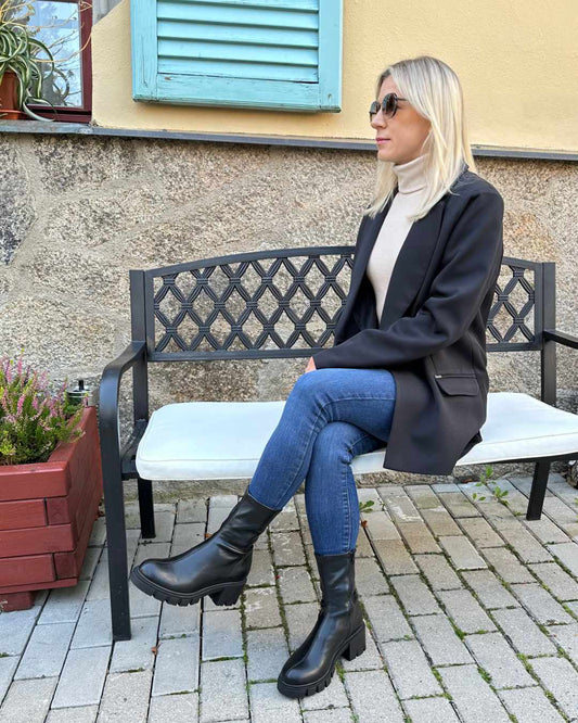 Model trägt den Damen Oversized-Blazer lang mit ein Knopf und Seitentaschen Farbe Schwarz in der Größe 38 aus Materialzusammensetzung
60 % Viskose / 35 % Polyester / 5 % Elastan