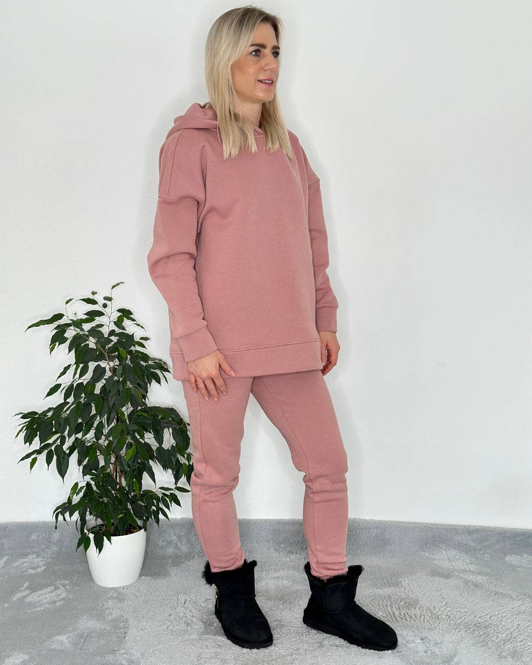 Damen Oversized Winter Outfit Set Damen Langarm Oversized Kapuzenpullover Hoodie gefüttert mit Taschen an der Seite und breiten Bündchen Ärmel in Einheitsgröße von XS bis M mit Damen Jogginghosen Rosa Vorne 