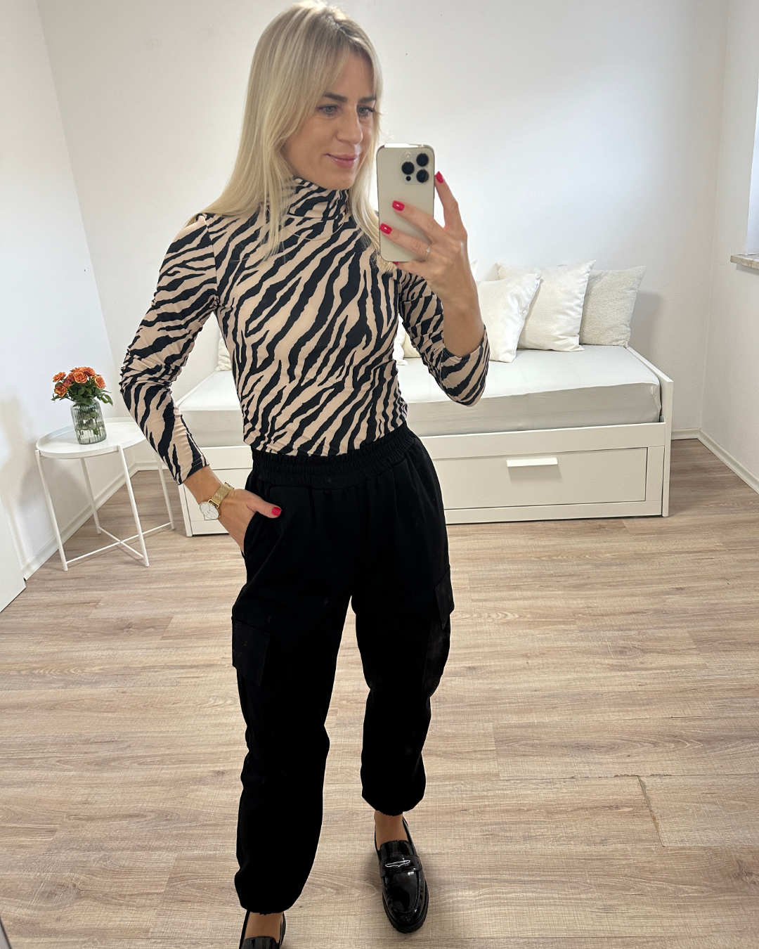 Unser Model ist 160 cm und präsentiert Rollkragenpullover in Zebramuster, Größe S, M oder L dazu Damen Army Cargopants Schwarz, Einheitsgröße von XS bis L. Jetzt Kaufen bei Nella & Fashion Shop