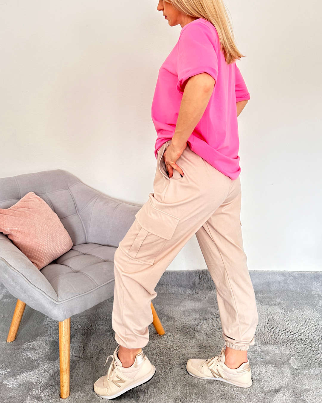 Unsere Damen Army Cargopants in Trendfarbe Beige jetzt mit Stil unterwegs. Große Seitentaschen mit Funktionalität und Style, ideal für das Outdoor, Freizeit oder lässige Stadtausflüge. Ein Must-have für jede Frau, um ein sportliches, elegantes Outfit mit einem Hauch von Abenteuer zu erlegen.